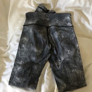 Lululemon leggings black and white pattern